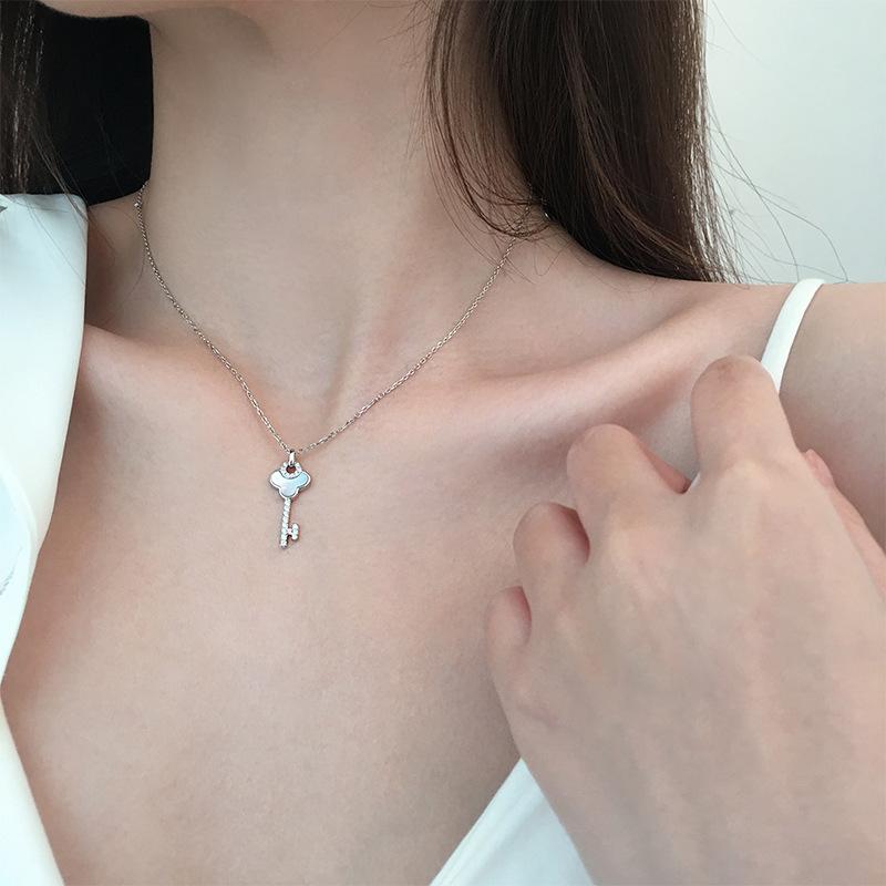 Shell Necklace Women's Niche Design Year Premium Design Winter Clavicle Chain New Year's Gift