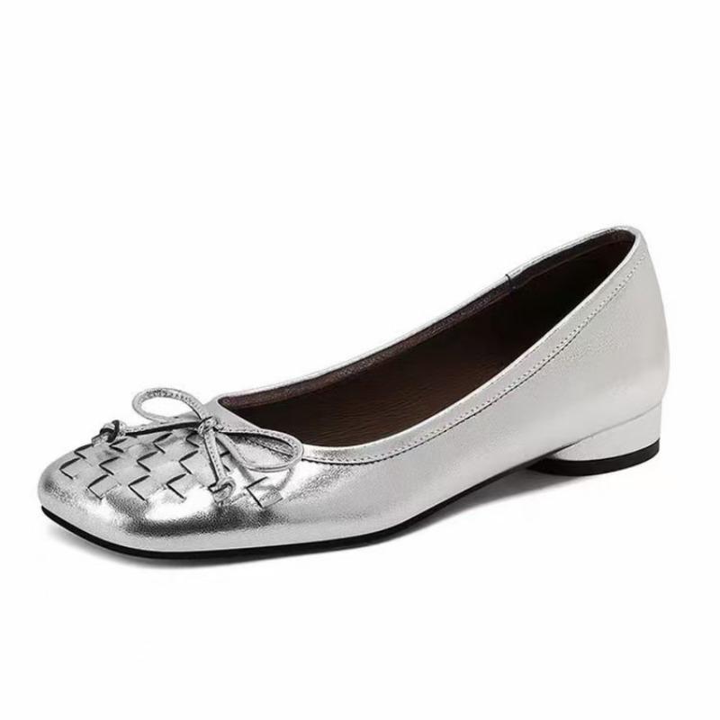 Retro woven low-heeled small leather shoes women's autumn new square head shallow mouth temperament fashion shoes