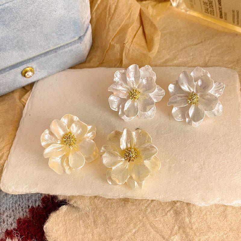 Elegant White Flower Stud Earrings Golden Stamen for Women Big Double Layer Gardenia Earrings Party Trendy Temperament Jewelry