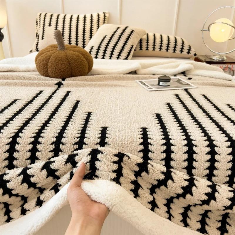 Thicken Jacquard Plush Blanket Cloud-feel Fleece Double-layer Plush Blanket Geometric Design Skin-Friendly Comfort Office Home