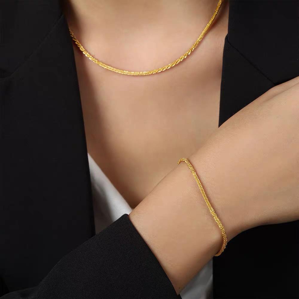 Collier Poussière d'Étoiles en Acier Titane Plaqué Or 18K - Design de Mode Haut de Gamme