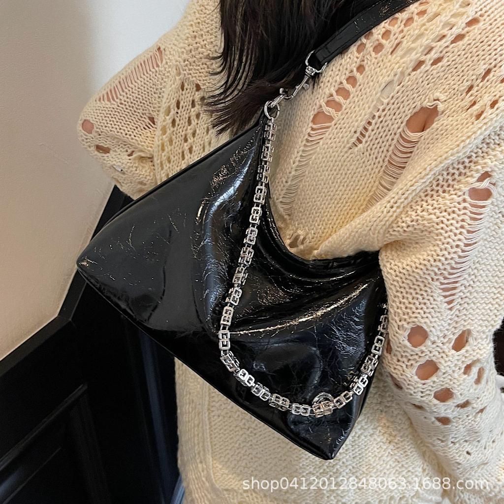 This year, the popular underarm bag women's 2025 new large-capacity simple messenger bag texture versatile bucket tote bag