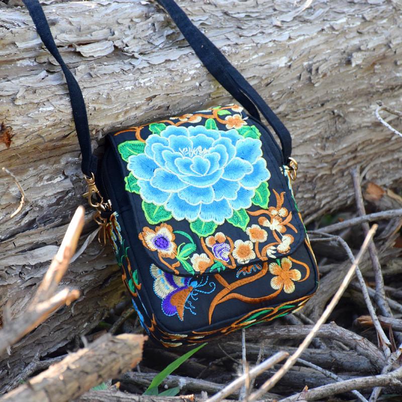 Yunnan Ethnic Embroidered Canvas Small Crossbody Bag With Multiple Pockets For Daily Use