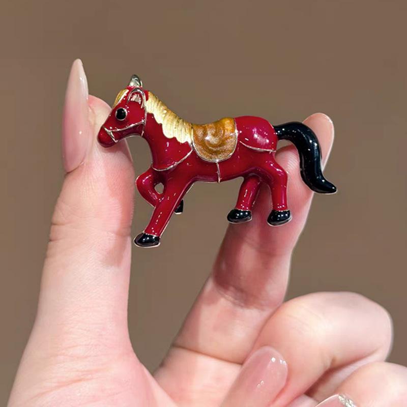 Mode Klassische Rote Pferde Broschen Für Frauen Tierkreiszeichen Pins Pullover Mantel Dekoration Lässige Party Accessoires Neujahrsgeschenke
