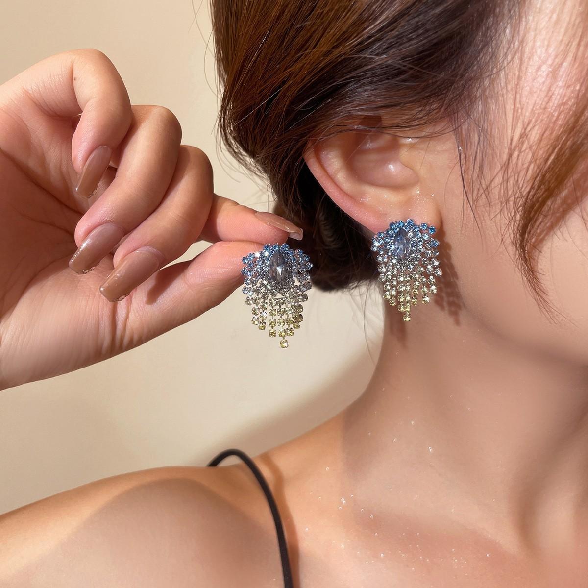 

Европа и США мода блестящие короткие параграфы кисточка паук женские серьги старший чувство темперамент стразы ушные украшения