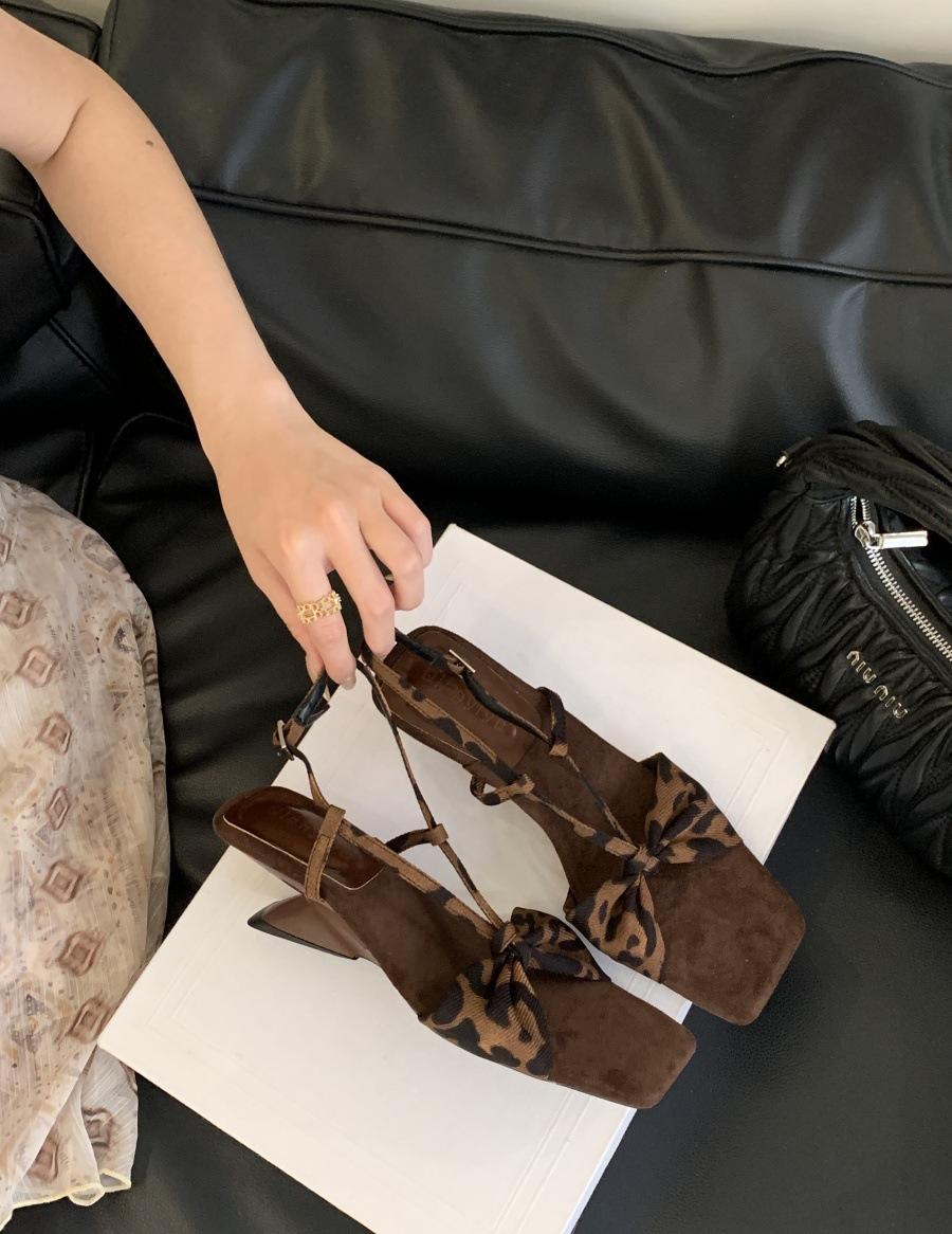 

2025 new French retro calla lily strap fairy shoes square head elegant stiletto women s sandals 39 цветной печати леопарда