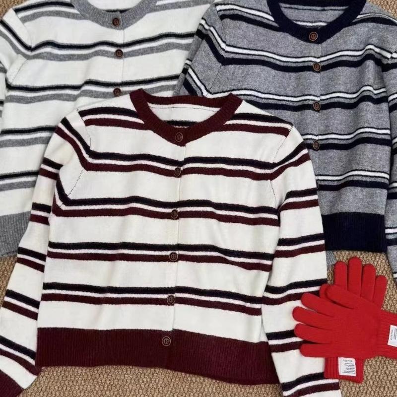 

Новое осенне-зимнее пальто с цветными блоками и полосками свободного кроя и вязаный кардиган-топ универсальны и стройнят женскую фигуру. One size красный