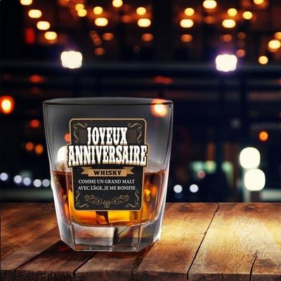 Kieliszek whisky z wiadomością z okazji urodzin