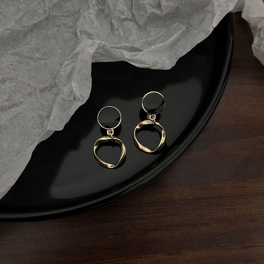 Pearl Mosquito Coil Disc Ear Clips: No-Pierce, Elegant French-Style Earrings for Women