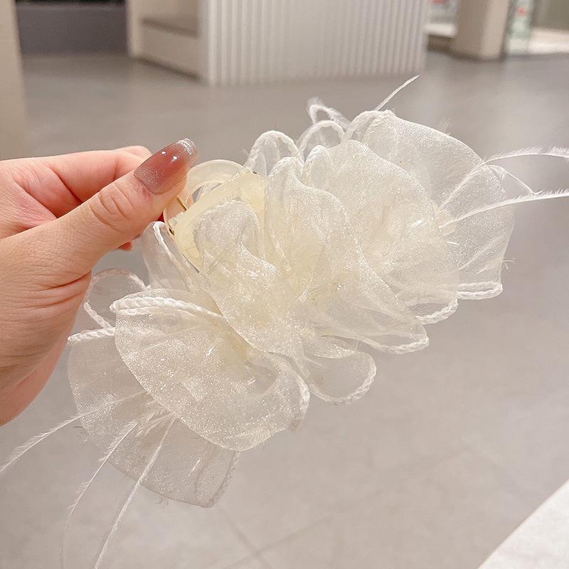 

Зажим-краб из страусиных перьев: Элегантный аксессуар для высокой прически для объема и стиля