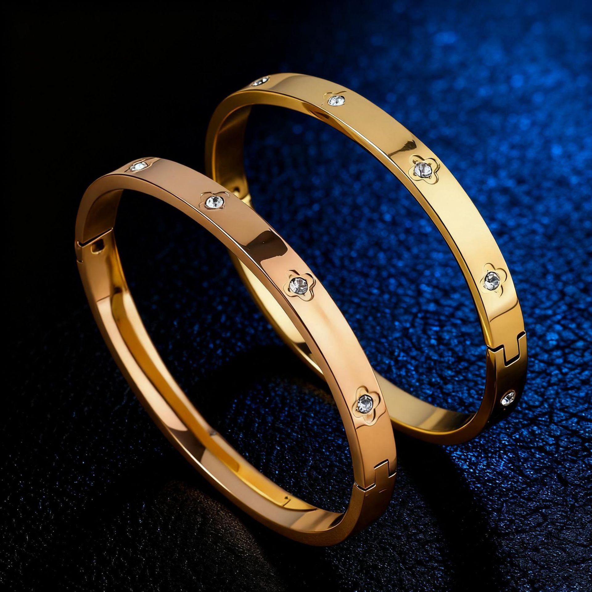 Women`s High-end Four-leaf Clover and Baby`s