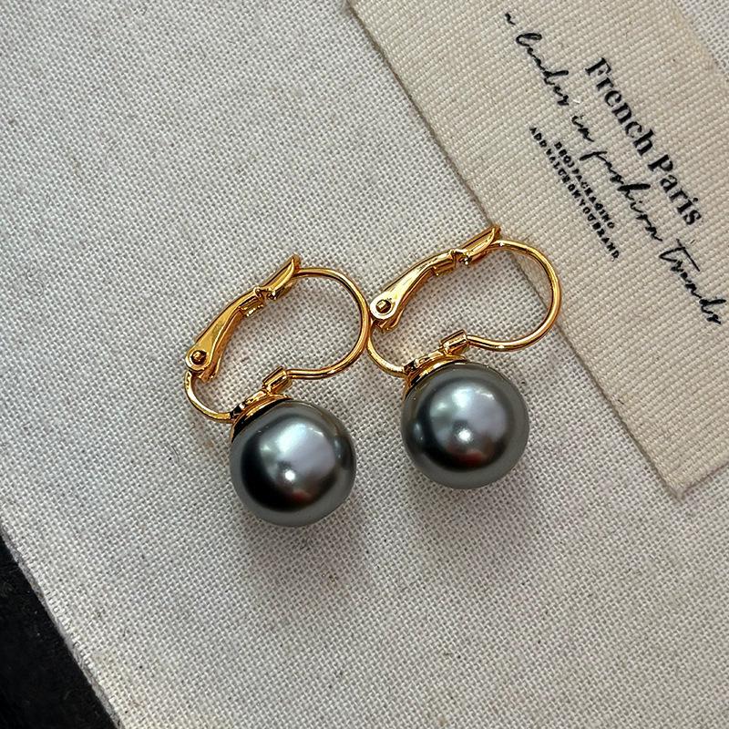 

Hong Kong style is really a lot of Majia pearl earrings, four-season commuting versatile round ball earrings, high-end feeling, small ear hooks