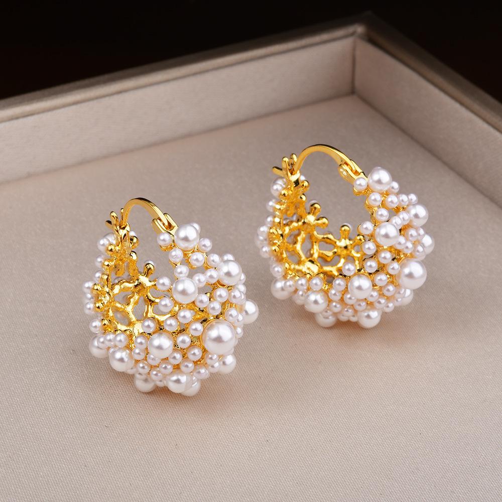 

Premium sense retro temperament ear buckle pearl earrings women s sweet niche light luxury plated 18k gold earrings wholesale