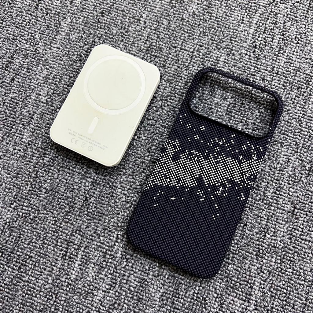 Applicable to iphone16promax mobile phone case half pack Kevlar carbon fiber magnetic suction Apple 17 anti-drop protective case