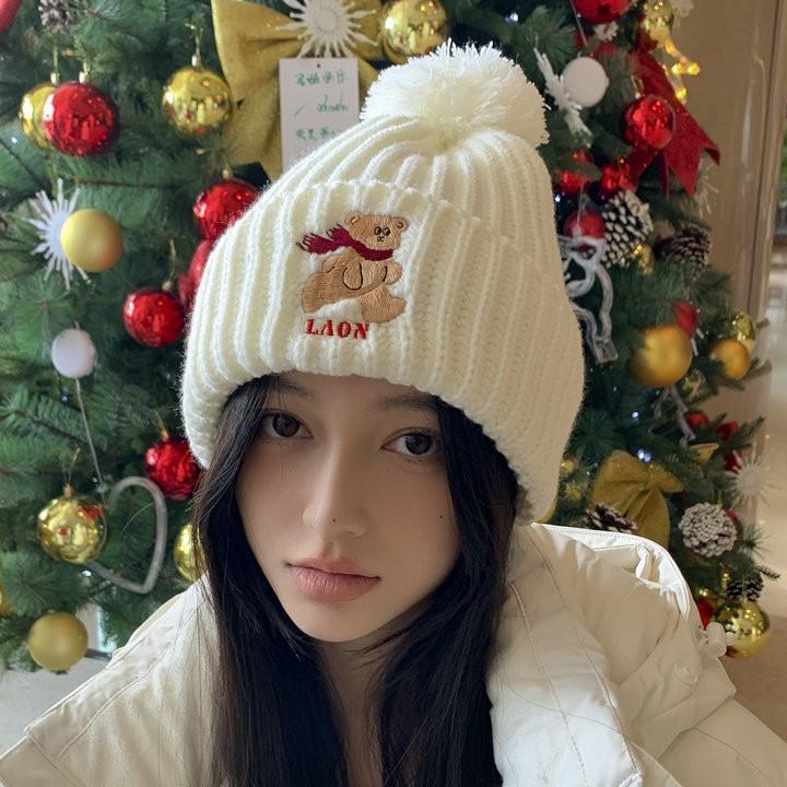 

Вязаная шапка Run Bear с большим помпоном, милая вышитая шерстяная шапка, универсальная теплая ретро шапка с защитой ушей от холода M（56-58cm） белый