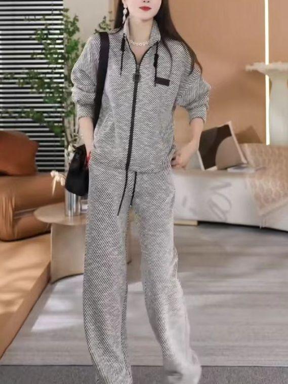 Damski swobodny kardigan w paski i szerokie spodnie w komplecie - kolekcja wiosna/jesień 2024
