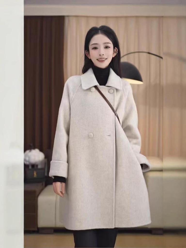 Hepburn Style Women's Wool Coat - Korean Autumn/Winter, Slimming Mid-Length, Petite & Loose Fit, 2025 Collection