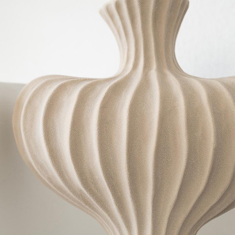 Creative Ceramic Vase Living Room Desktop Ornament Sculpture Model Flower Arrangement Dried Flower Retro Decor Vase Home Decor