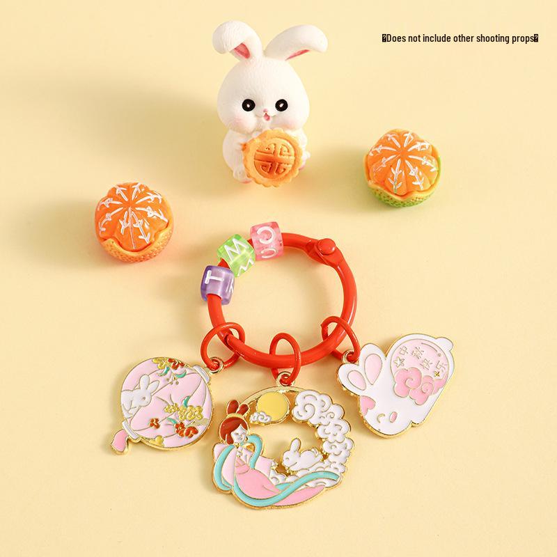 

Підвіска-брелок Мила лялька до Свята середини осені - Прикраса для студентської сумки та Подарунок для пари