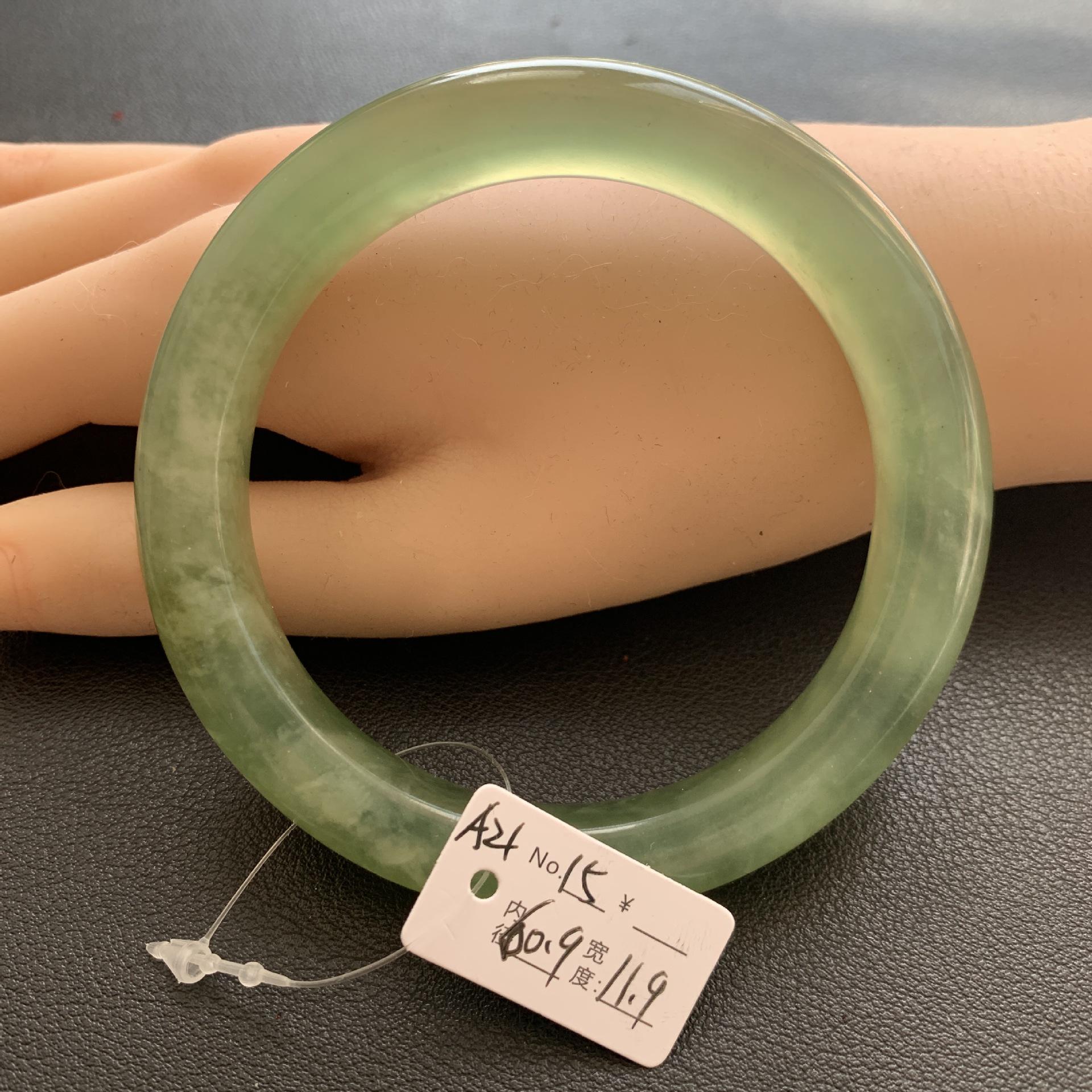 A21 Natural Xiuyan Jade Ice Green Bracelet with Unique Picture