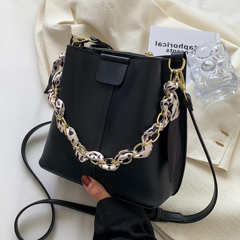 Vysoce kvalitní texturovaná malá taška pro ženy, letní crossbody taška, niche řetízková kabelka do ruky