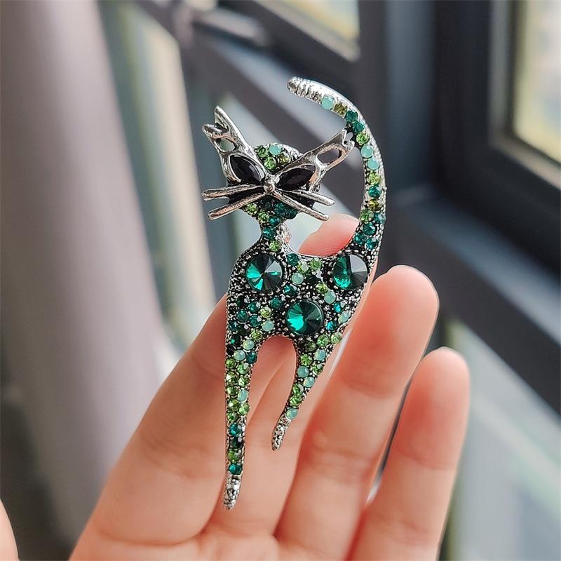 European and American Retro Rhinestone Kitten Brooch - High-End Designer Pin for Women