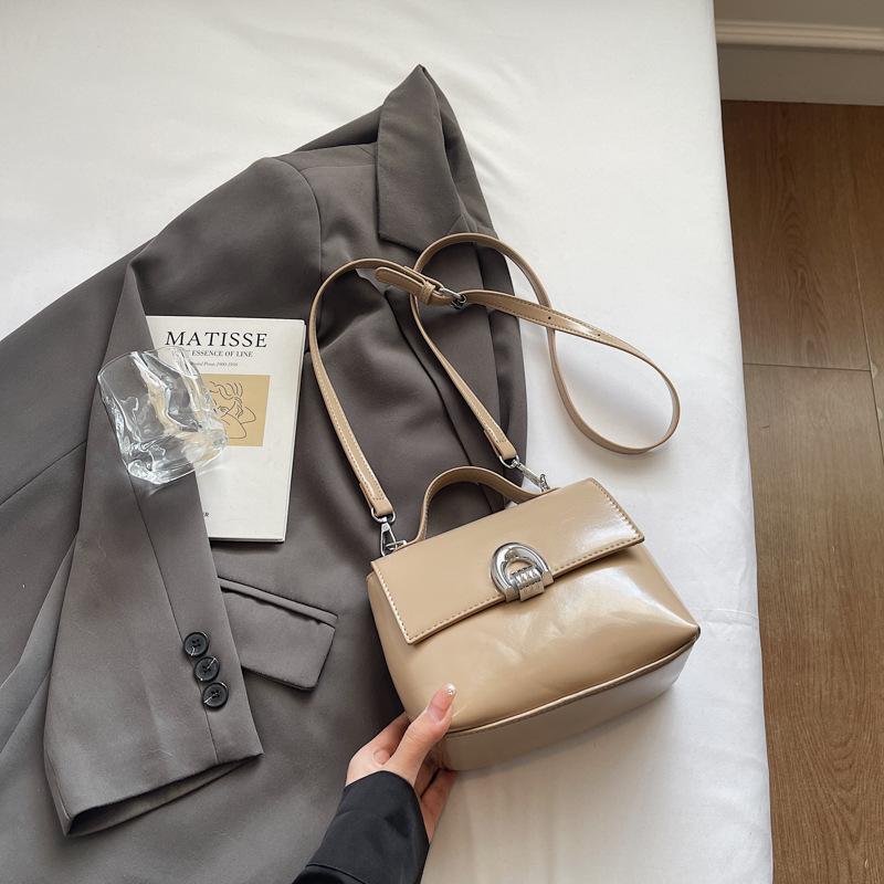 

2025 летняя мода новая универсальная сумочка повседневная универсальная сумка-мессенджер для поездок на работу женская текстурная рабочая маленькая квадратная сумка 19*10*15