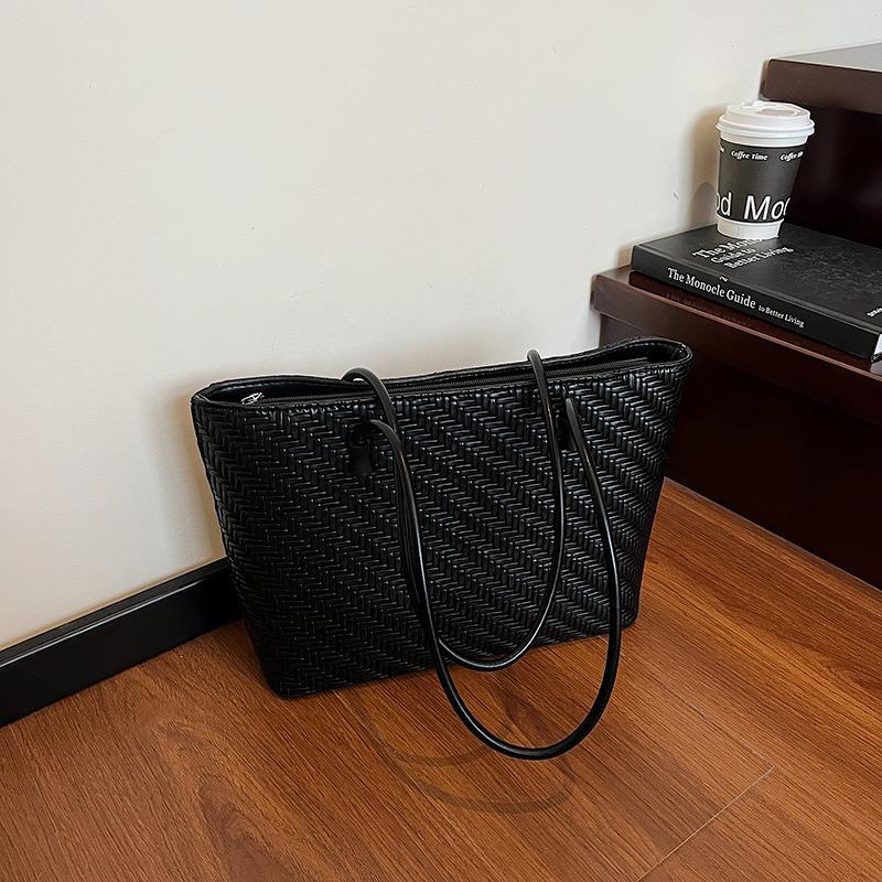 

Осенняя плетеная сумка-тоут подмышку женская высококлассная универсальная большая вместительная сумка на плечо для通勤 чёрный