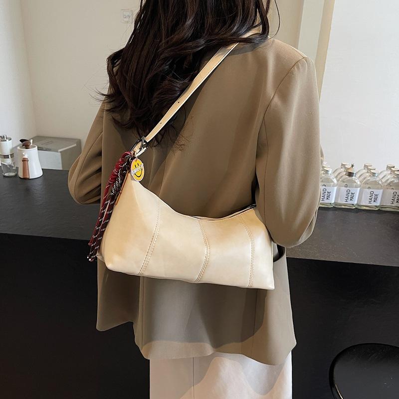 This autumn's new soft leather large-capacity casual versatile shoulder messenger bag fashionable senior commuter dumpling bag