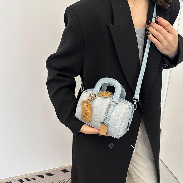 This Year, the Popular Portable Small Bag, Women's 2025 New Fashion Boston Pillow Bag, Spring Versatile Messenger Bag