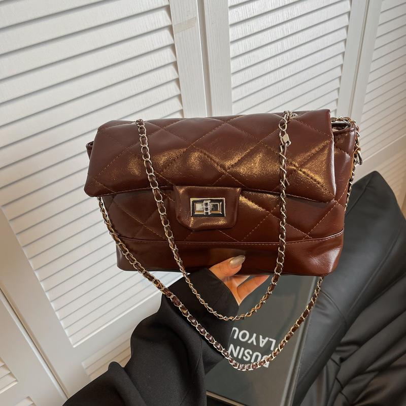 

Wandering bag 2025 new fashionable high-value satchel rhombus flip bag chain shoulder large-capacity commuter bag светло-коричневого