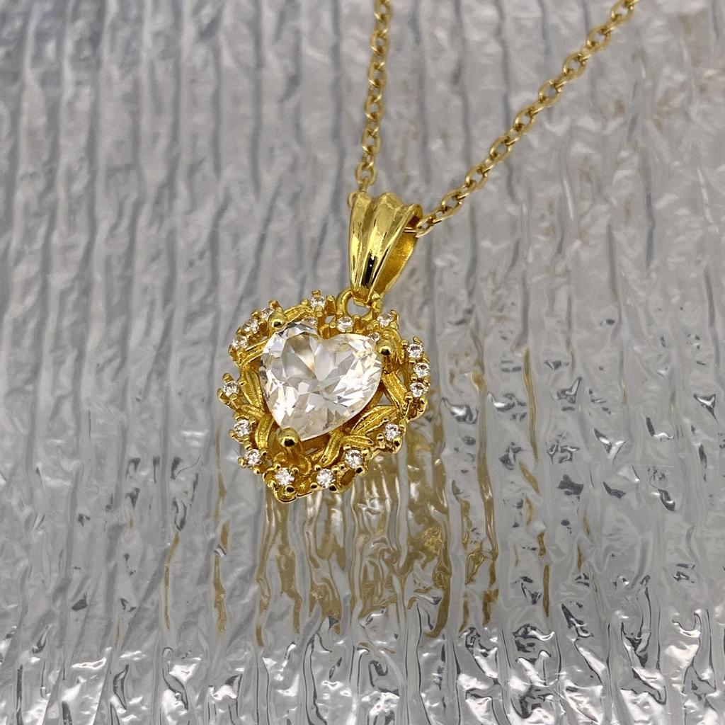 Ciondolo Cuore con Nastro 18k: Lussuosa Catena per Clavicola da Donna con Diamanti Completi Stile Corte