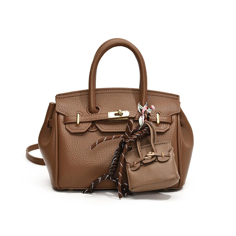 

Сумка Женская Новая На Плечо Мессенджер Модная Универсальная Сумка No small bag pendant коричневый