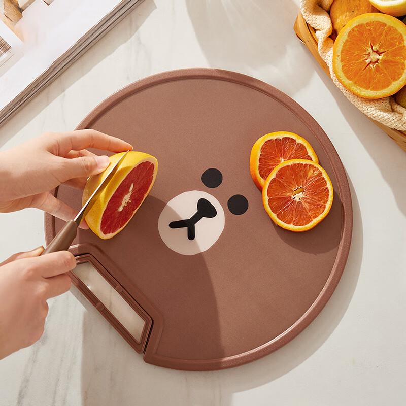 Brown Bear Round Double-Sided Fruit Cutting Board