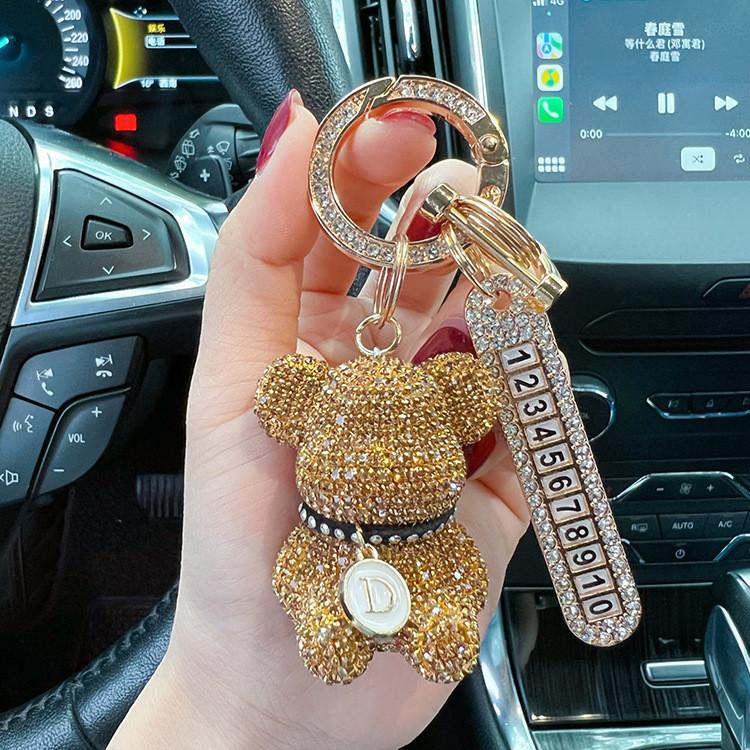 Portachiavi per Auto Orsetto Seduto Full Diamond alla Moda Selezione Alfabeto Creativa Targhetta Numero con Strass Decorativa Portachiavi Anti-smarrimento