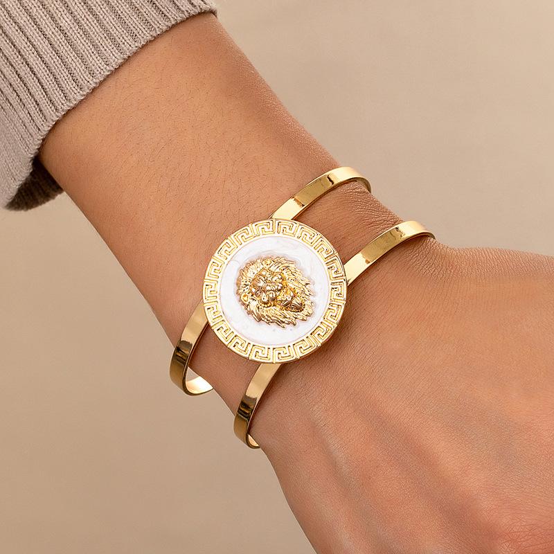 

Vintage lion head cuff bracelet красный