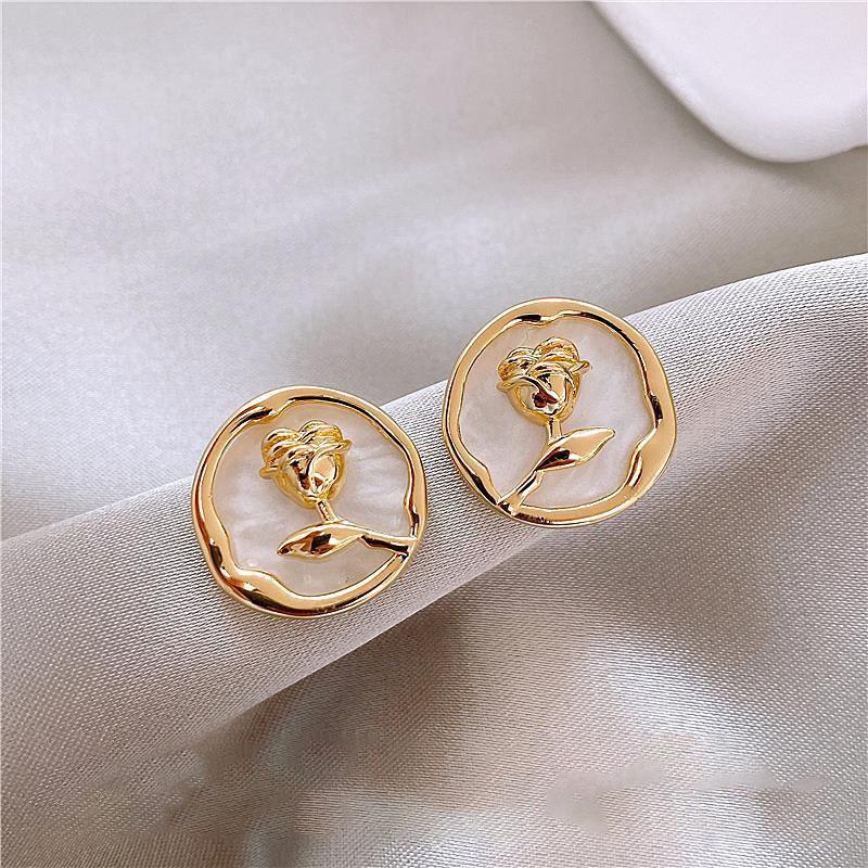 Spring and Summer Light and Fresh Flower-shaped Earrings for Women, Small and Exclusive, with A Sophisticated and Elegant Feel. Ear Ornaments.