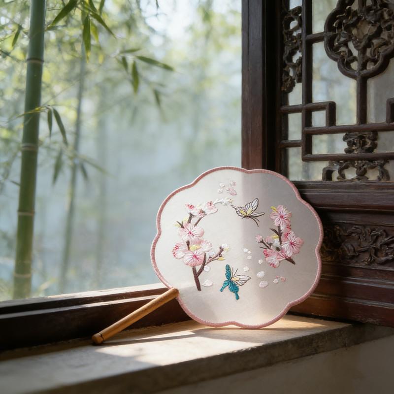 Stilvoller runder Seidenfächer Exquisite Blumenstickerei Paddel Traditionelle Chinesische Kunsthandwerk Hanfu Tanzparty Zubehör