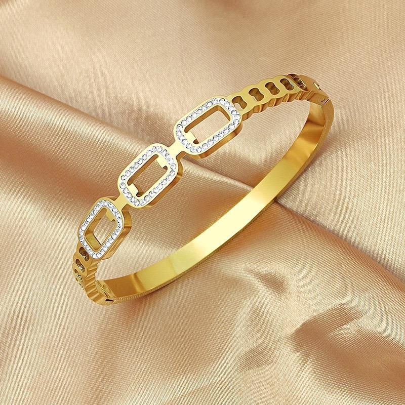Fashionable Oval Hollow Titanium Steel Diamond Buckle Electroplating Jewelry Bracelet