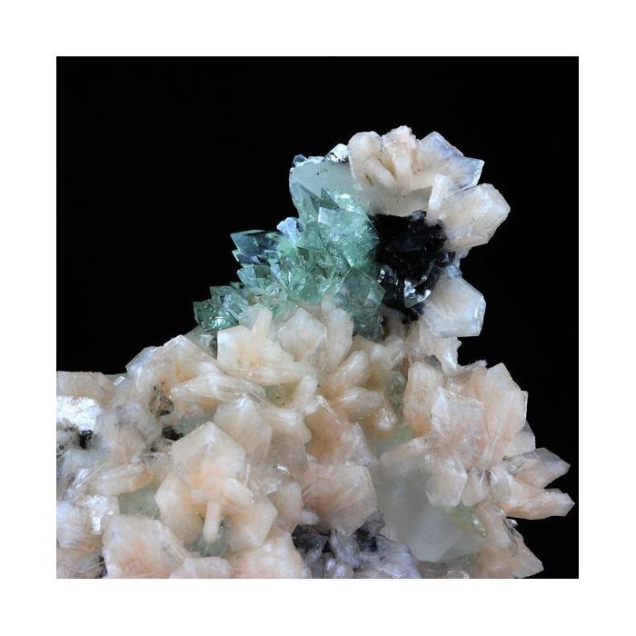 Pierres et Minéraux. Apophyllite + Stilbite + Calcite. 2085.0 ct. Wagholi, Pune, Maharashtra, Inde.