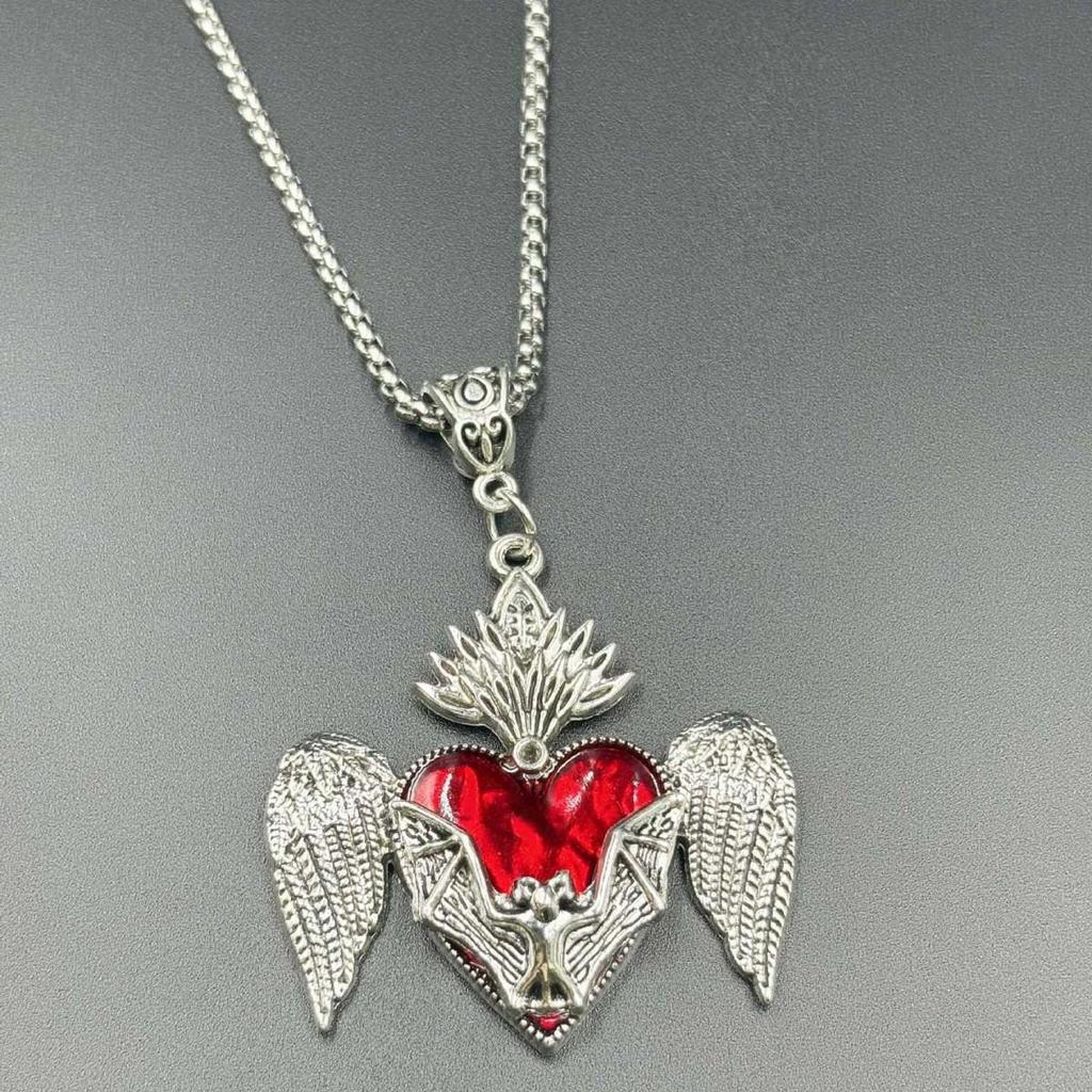 Gotischer Punk Herz Anhänger mit Fledermaus und Engelsflügel Design
