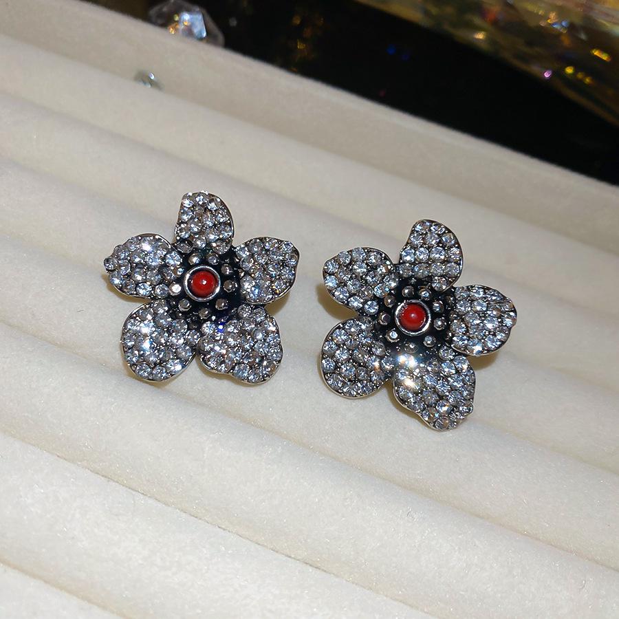 Elegant Diamond-Studded Flower Earrings: Silver Needle Retro Style for High-End Fashion