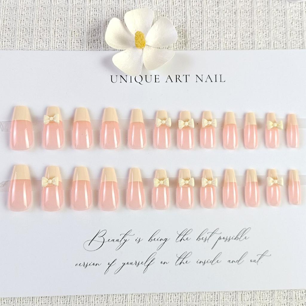 A Fresh And Sweet Style, Wearing A 24-piece French Manicure With A Milk Bow And Diamond-encrusted False Finger Patches, Creating An Atmosphere.2ML