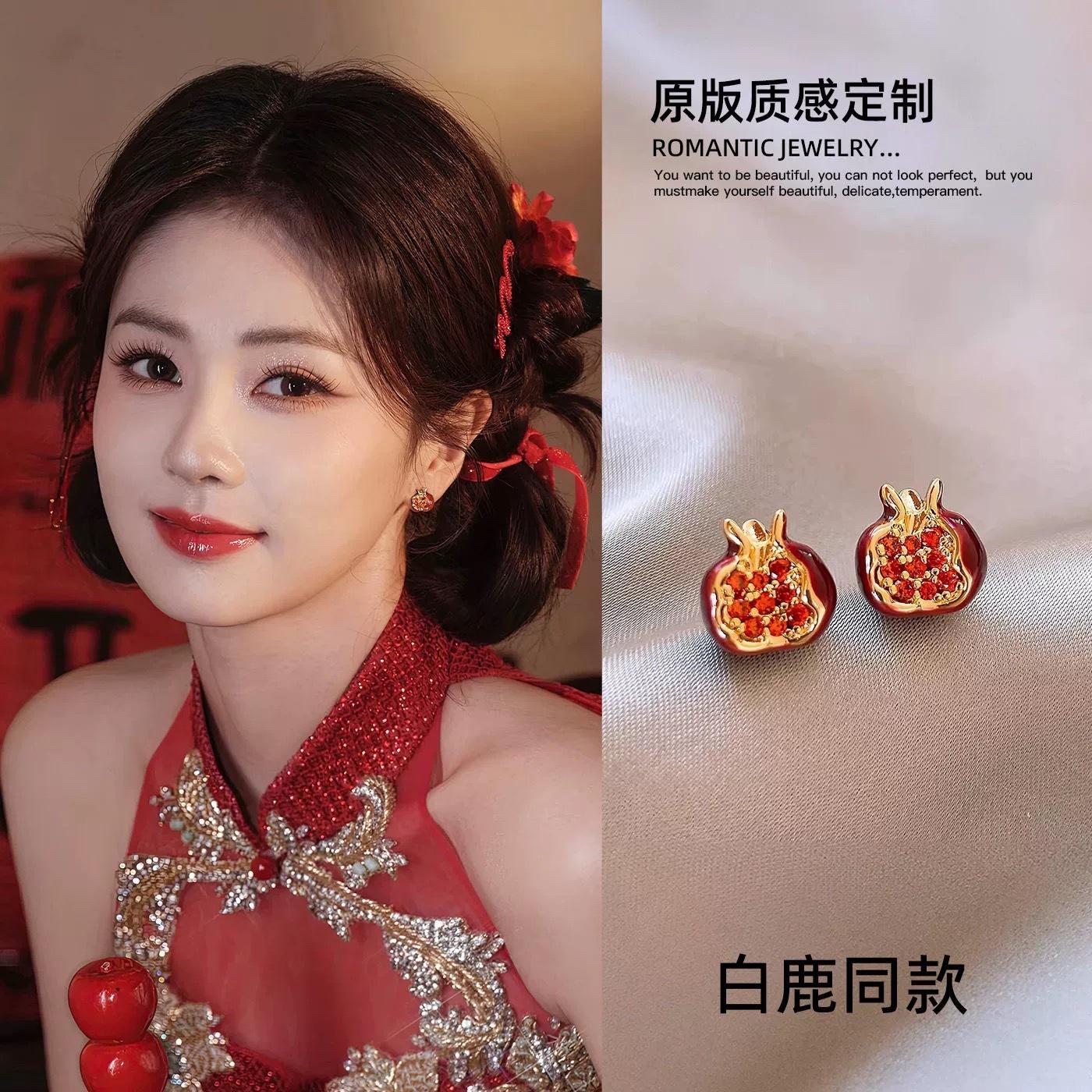 

Luxurious And Sophisticated Earrings, Trendy Stud Earrings With A Retro Feel. One Size червоний