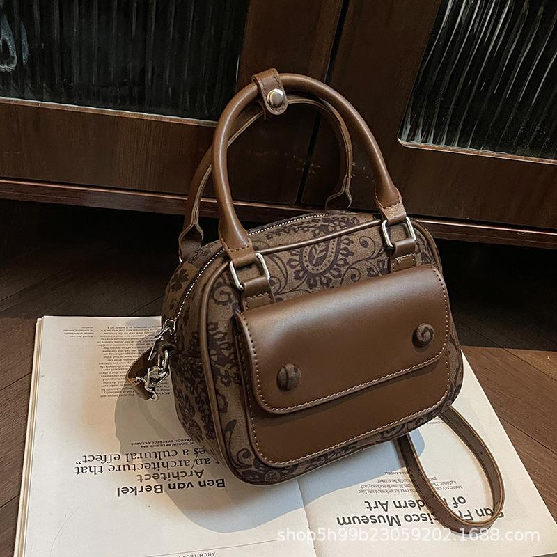 New Trendy Portable Small Square Bag Fashionable Versatile Shoulder Messenger Bag Large Capacity Light Commuter Bag Women