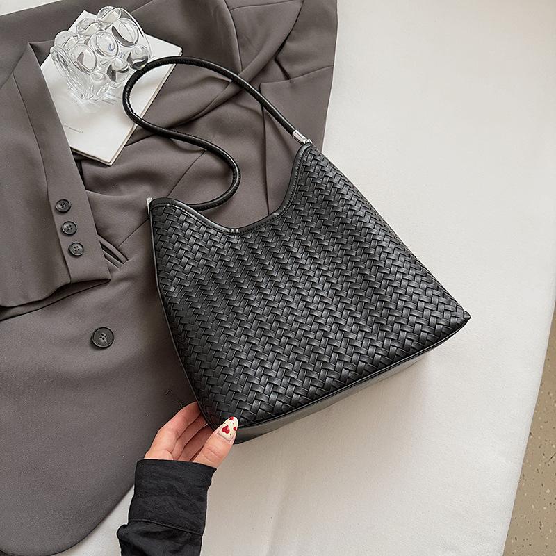 

2025 new casual foreign style large capacity single shoulder fashion popular woven commuter simple retro tote armpit bag чёрный