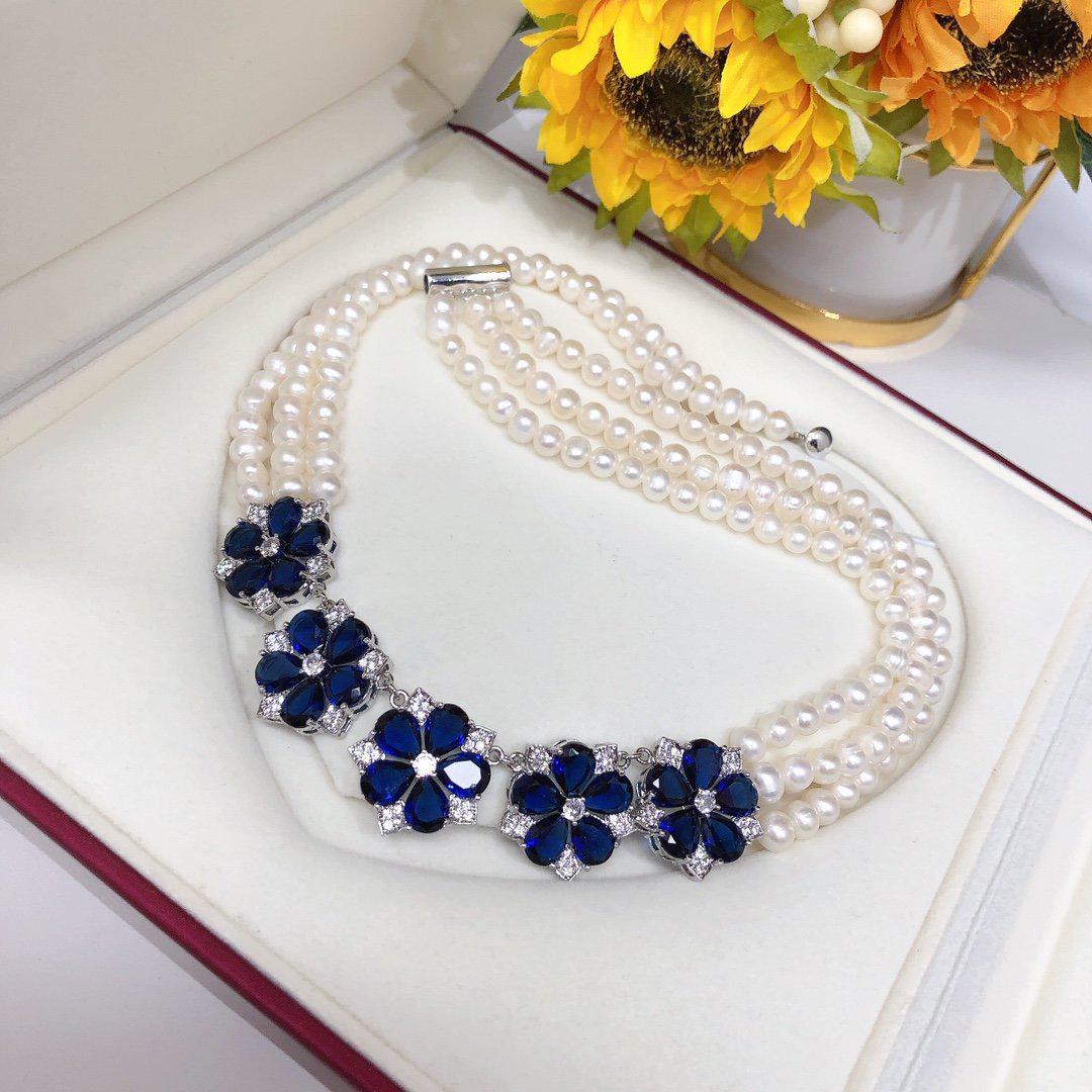 Pearl Flower Multi-Layer Elegant Light Luxury Necklace: White Pearl Collarbone Chain