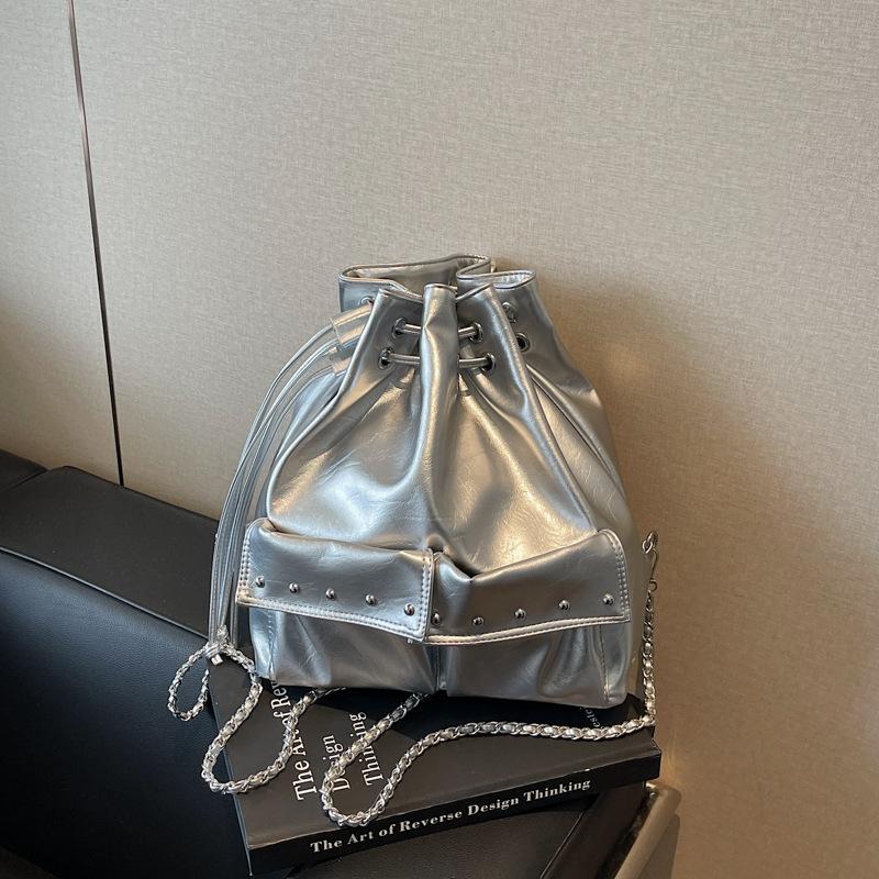 

Нишевая сумка-рюкзак женская 2025 новая сумка через плечо с заклепками и цепочкой, многокарманная сумка-ведро на кулиске для поездок 28*12*31 серебряный