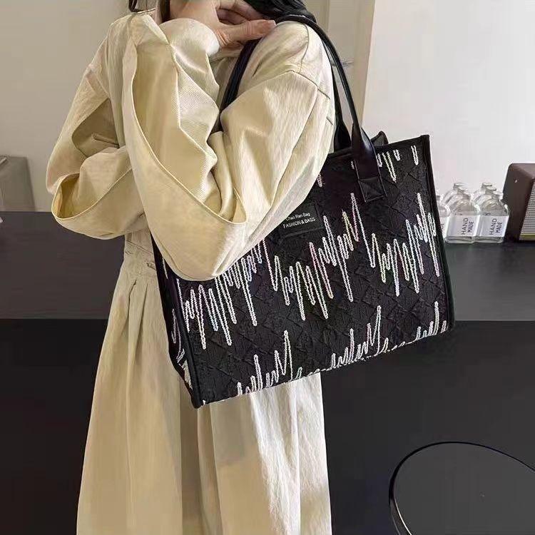 Fashion Trend Embossed Handbag 2025 College Student Versatile Large Capacity Commuting Appearance Handheld Canvas Shoulder Bag