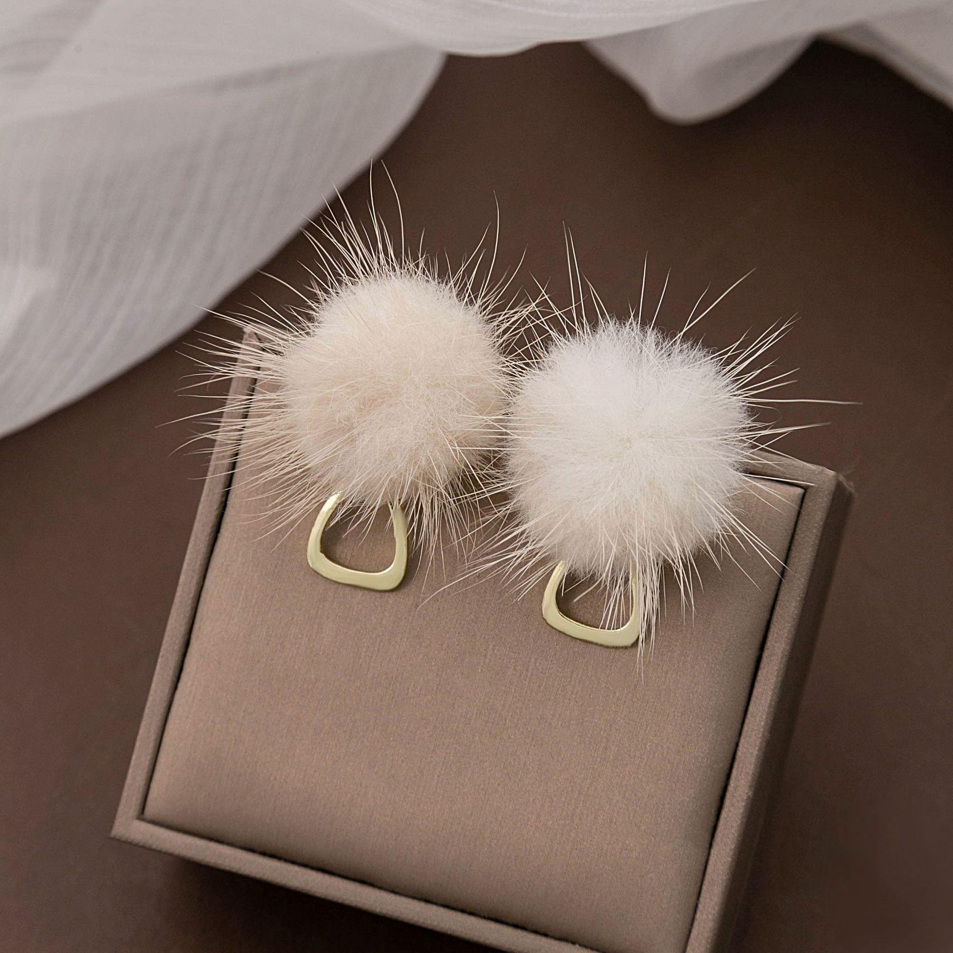 Temperament Autumn And Winter Mink Hair Ball Earrings, Simple Niche Design Plush Earrings, High-End Earrings